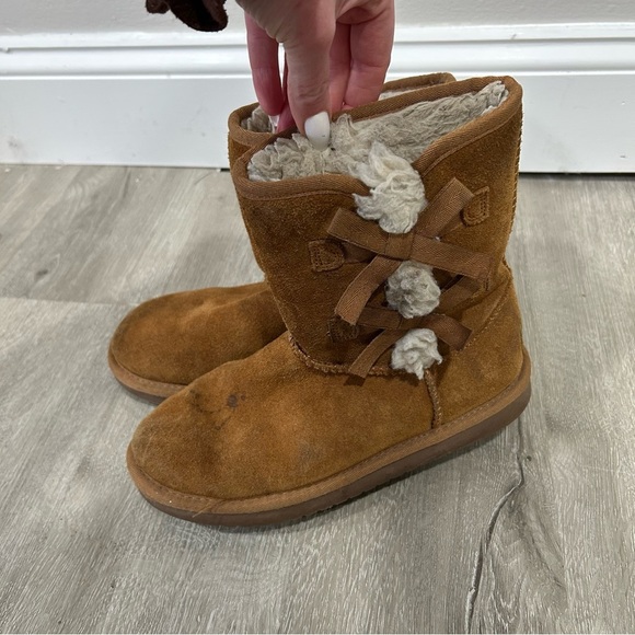 Koolaburra By Ugg Victoria Short Girl Youth Chestnut Tan Winter Bow Boots Size 4 - Picture 3 of 9